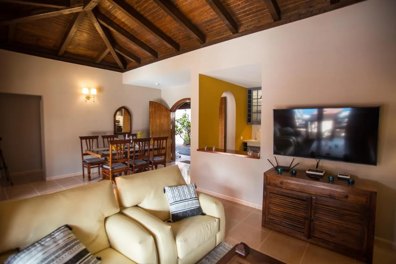 Casa Perla - Villa With Big Garden And Private Pool 코라레호 0*,  스페인